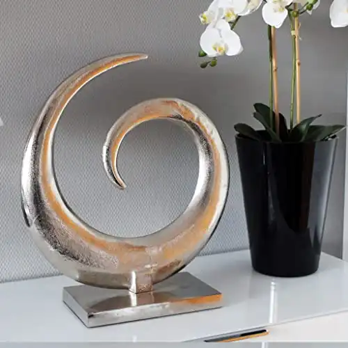 Une image de Le cadeau parfait pour votre petite amie sociable et passionnée de décoration : la statue décorative en aluminium Arnusa