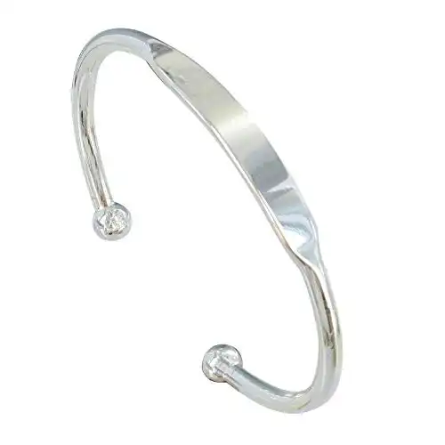 Une image de Le bracelet Les Poulettes Bijoux en argent demi jonc est un choix parfait pour votre petite amie qui adore les bijoux